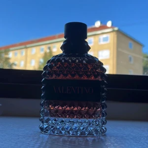 Coral Fantasy - Säljer denna otroliga doft från valentino då den knappt har använts. Ca 98/100ml kvar. Tveka ej att höra av dig vid frågor. Låda tillkommer
