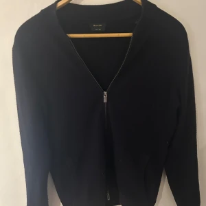 Svart kofta från Massimo Dutti - Säljer en stilren svart kofta från Massimo Dutti  den är ganska nopprig men kan tas bort med nopperkamm Koftan är i storlek M och passar perfekt för höst och vinter