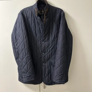 Barbour Field Jacka - Hej! Säljer denna jättesnygga fieldjacka från barbour, riktigt skön nu till hösten och vintern. Den behöver en tvätt men annars i superfint skick. Skick 7/10 innan tvätt 8,5 efter tvätt. Nypris ligger runt 3000kr