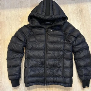 Peak performance jacka  - Jacka använd i några månader förra året  Skick 8/10 Nypris 2800 