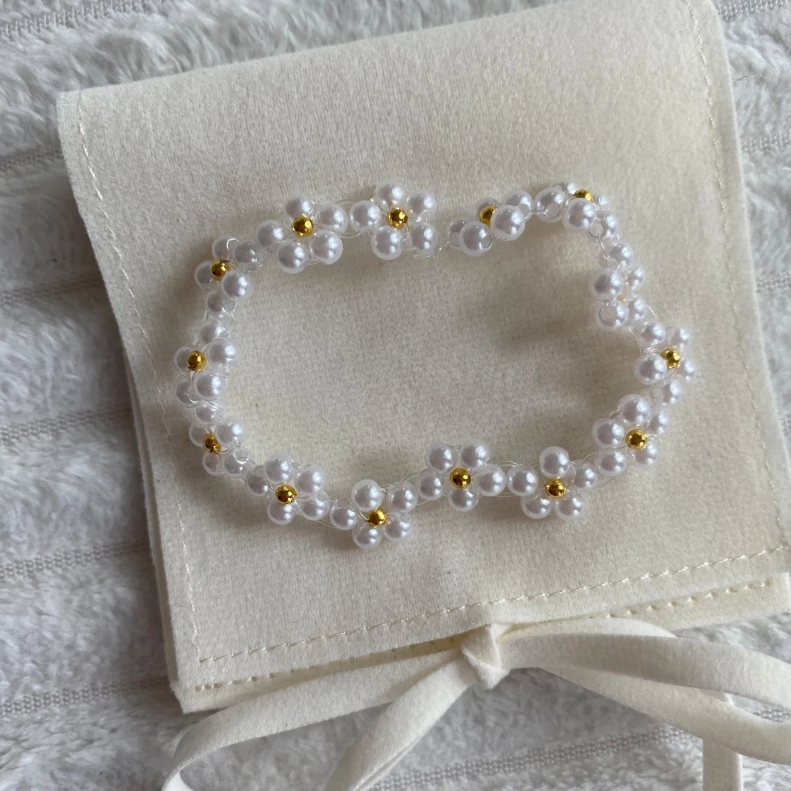 Pärlat armband med blommor  - 93