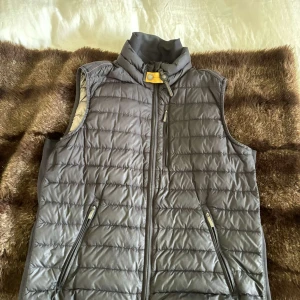 Para jumper väst  - Säljer nu min para jumper väst då den är för liten för mig, skicket är 9/10 och priset är inte hugget i sten! 