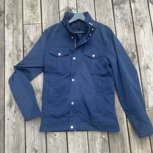 J lindeberg bailey jacka - Säljer den här sjukt snygga trendiga fieldjackan från j lindeberg! Den är i väldigt bra skick. Säljs pågrund av att den har blivit för liten. Nypris: 3400. Säljs för bara 1500!