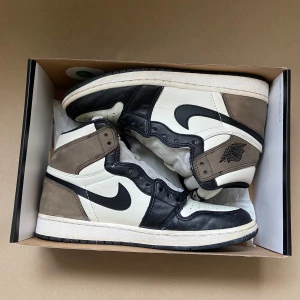 Jordan 1 high Mocha - Jordan 1 high i bra skick 8/10. Storlek 42,5 kvitto och box finns. Stilren sko i bra skick passar till alla tillfällen.