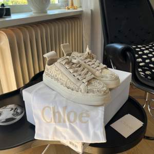 Cholé Lauren sneakers i färgen ”mild beige”. Mycket bra skick! Allt på bilden medföljer, dvs skokartong, dustbags och ett litet kort. Nypris ca 7 000kr.