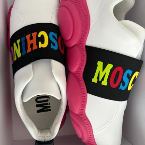 Moschino skor - Moschino skor som är limited eddition från USA. Aldrig använda, helt nytt skick