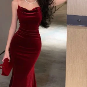 Klänning dress sammet med slits  - Oanvänd  Längds över knä     Stl M men passa S 