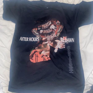 limeted edition merch från the weeknd - säljer ”after hours til dawn” merch från the weeknd concert, limeted. Princip inte andvänd, kan pröjsas. postar direkt efter köp! 💕