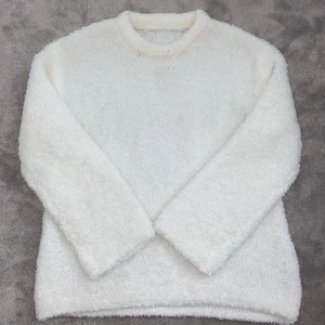 Vit Teddy tröja - Vit jättefin Teddy tröja dom inte kommit till användning!💗