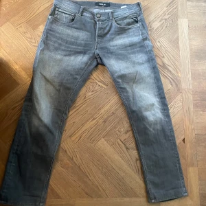 Replay gråtvättade jenas - Skitsnygga svartgråa jeans från Replay med skön tvätt. 33/30. I bra skick. Kan budas
