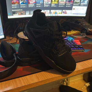 Svarta Black Cats  - Snygga svarta jordans med snörning och en stilren design. Perfekta för en casual look.