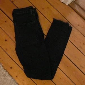 Svarta jeans från Zara - Snygga svarta jeans från Zara i storlek 34. Använda 1 gång.