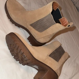 Beige Chelsea boots från Anna Field - Snygga beige Chelsea boots från Anna Field med robust sula och elastiska paneler på sidorna för enkel på- och avtagning. Perfekta för en stilren look.