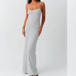 Gina Tricot maxi klänning  - den populära klänningen från Gina Tricot. Hör av er vid frågor ❣️