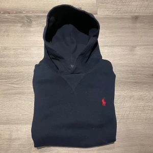 Ralph Lauren Hoodie - Säljer en riktigt bekväm Ralph Lauren hoodie för otroligt pris! Skicket är 9/10 inga skador och inga tecken på användning. Nypris 1999kr, mitt pris 699kr! Har ni frågor är det bara att ställa de