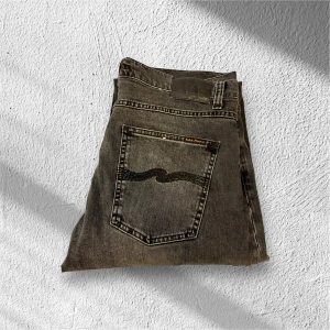 Nudie Jeans - Säljer dessa Feta nudie jeans i Storlek W|34 L|34! Modellen heter Lean Dean och sitter skit snyggt🔥 Färgen heter Black Eyes men lutar lite mot de gråare hållet!🙌