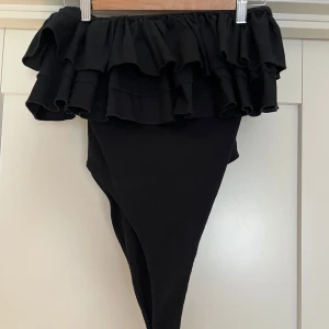 Off shoulder body Zara - Intressekoll!! Off shoulder/bandeau body med volang från Zara 