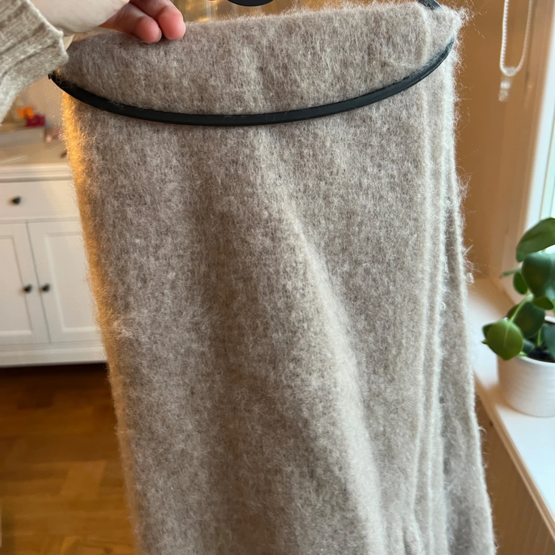 Beige halsduk med fransar - 2