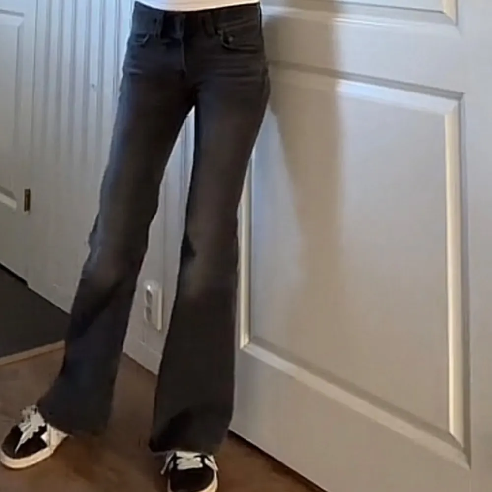 Snygga svarta/grå bootcut jeans i mycket bra skick. Säljer då dom inte kommer till användning, använt ett fåtal gånger därför är skicket som nytt, hör av er angående frågor eller egna bilder, orginal pris 890kr🩷. Farkut & Housut.