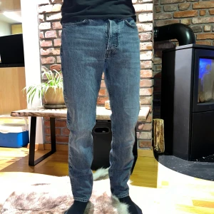 Blå jeans från KARVE  - Klassiska blå jeans med en straight passform. De har en midwaist design och är perfekta för en avslappnad stil. Byxorna har en dragkedja och knappar framtill. OBS Fickorna är helt sönder på insidan men går att fixa, annars är det inget fel på dem.