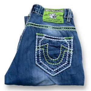 Blå jeans från True Religion - True Religion Jeans I modellen Ricky super t med grön stiching🙏 storlek 33. Säljer för jag knappt använt dem 