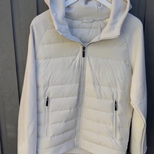 Vit Cardigan  - Snygg vit Cardigan jacka med  huva. Jackan är storlek S / M , Passar båda. Perfekt jacka för våren.