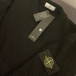 Stone Island  - Säljer denna Stone Island stickade tröjan, helt ny! Storlek S! Vid frågor skriv Dm!!