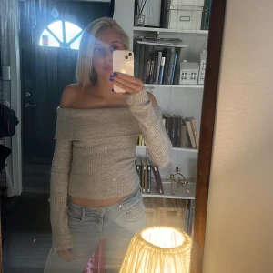 Offshoulder tröja - Säljer en stilren beige offshoulder tröja med långa ärmar. As snygg och populär!💕
