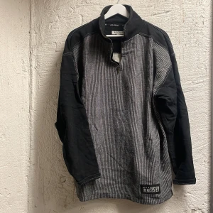 Svart och vit randig tröja från Max Trend - Snygg svart och vit randig tröja från Max Trend med dragkedja vid halsen. Perfekt för en stilren look.