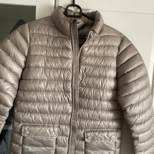 Beige vårjacka  - Säljer denna Snygga beige dunjacka, nästan oanvänd 🌸