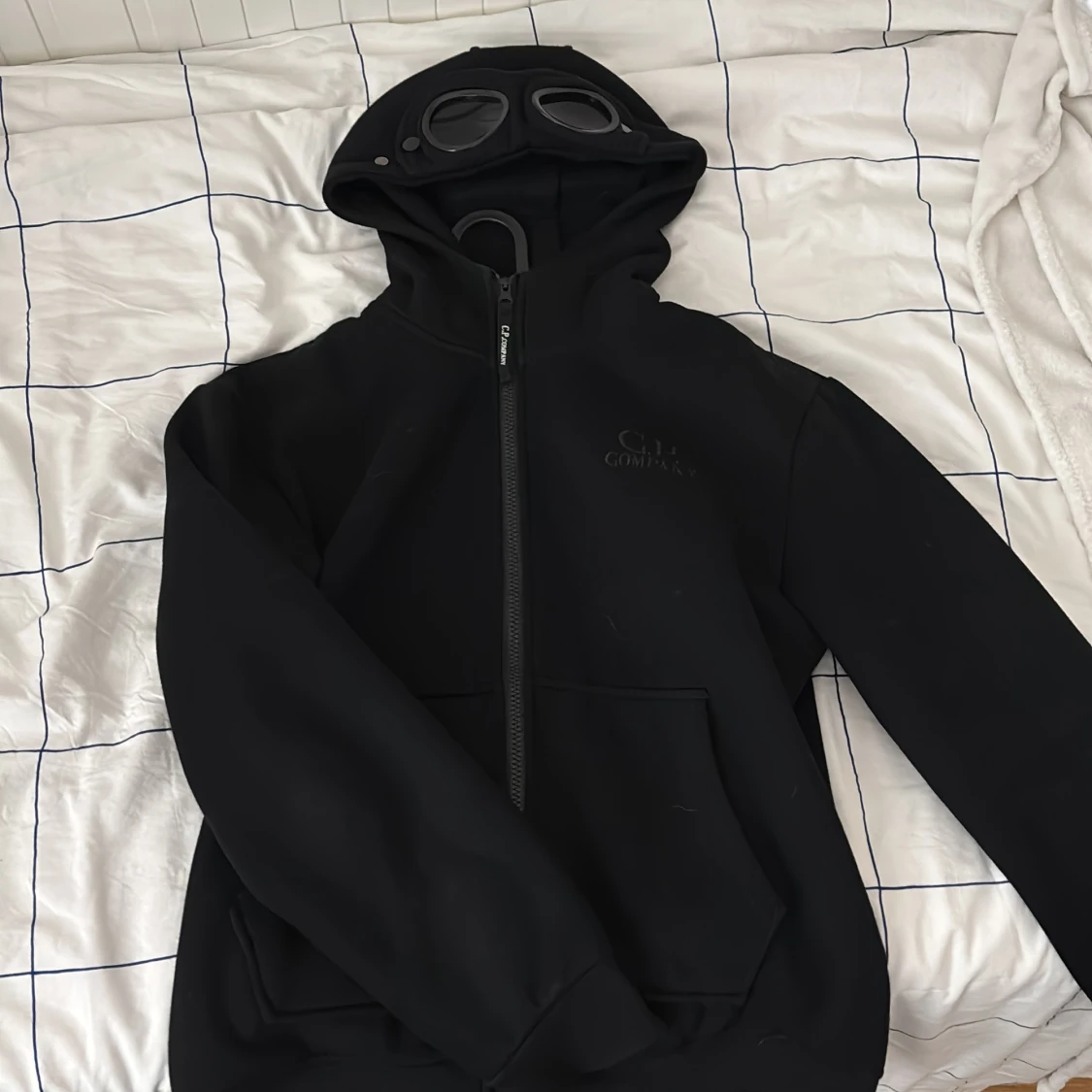 Svart hoodie med glasögon från C.P. Company