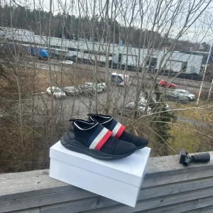 Moncler skor - Hej säljer nu mina Moncler som har använts en del men riktigt snygga och mycket kvar att ge de är lite små skavanker så som att sulan är sliten och lite smått därav priset. Givetvis äkta och kvitto och allt sånt finns. för byten eller andra frågor är de bara höra av er/ Wesslan 