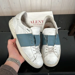 Valentino open - Säljer dessa sjukt feta opens. Självklart äkta! Size 44! Skick 7/10. Kan gå ner i pris vid snabb affär. Hör av dig vid minsta lilla fundering 😉