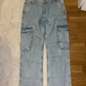 Gina tricot, cargo jeans i storlek 36  - Säljer en helt ny cargo jeans i storlek 36. Aldrig använt och helt nytt. Kan mötas upp i Telefonplan & Bandhagen, eller skicka om du står för frakten. Swish funkar! 