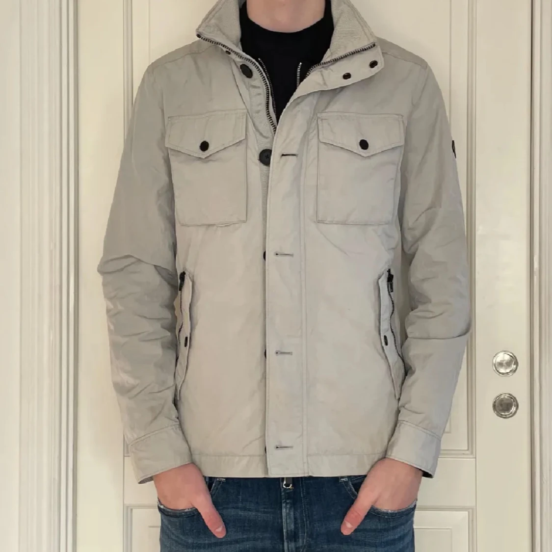 Beige jacka med dragkedja