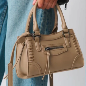 Beige axelväska med dragkedja - Säljer denna utsålda väskan från Gina Tricot knappt använd säljes pga att den inte kommer till användning nypris 399💛