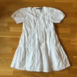 Vit klänning från Blue Seven - Jätte söt klänning från Blue Seven. Perfekt till skolavslutning och sommaren💗Endast använd fåtal gånger så i ny skick💗Pris kan diskuteras