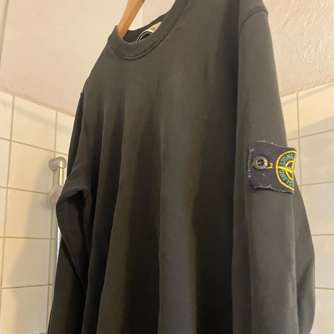 Svart långärmad tröja från Stone Island - 1