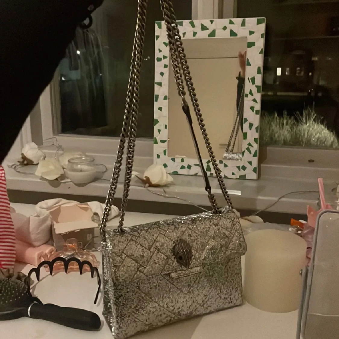 Glittrig silverväska med kedja - 1