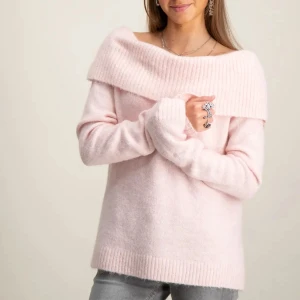 Rosa stickad offshoulder tröja från Gina Tricot - Mysig rosa stickad tröja från Gina Tricot med offshoulder-design. Perfekt för kyliga dagar med sin mjuka och varma känsla. Tröjan har långa ärmar och en bred ribbad kant vid axlarna. Aldrig använd bara testad🫶🏼 NYPRIS- runt 400kr🫶🏼 Bildeb är från Gina younge. Min tröja är från dam sidan