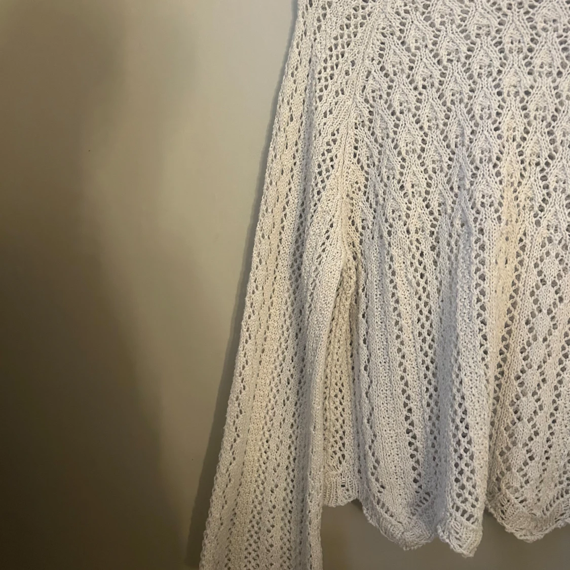 Vit stickad tröja - 1