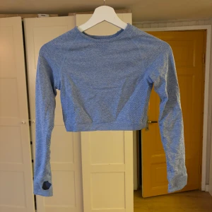 Blå träningstopp - Använd några gånger men fortfarande fräsch och fin.