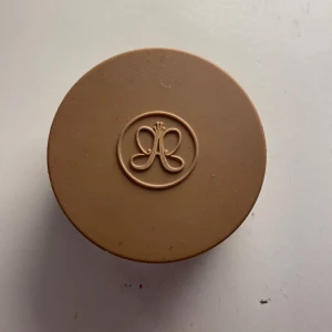 Cream Bronzer Caramel från Anastasia Beverly Hills - Säljer en Cream Bronzer i nyansen Caramel från Anastasia Beverly Hills. Denna krämiga bronzer ger en naturlig ”bränna” och är perfekt för att skulptera ansiktet. Förpackningen är stilren med märkets logotyp på locket.