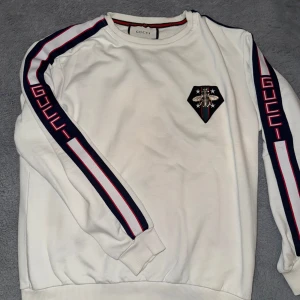 Vit Gucci tröja storlek S - Vit tröja från Gucci som är riktigt fet. Storlek S passar även xs. Inga hål eller fläckar.
