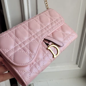 Rosa quiltad axelväska crossbody axelremsväska  - Säljer en elegant rosa väska! Passa på innan någon annan hinner före 😍😍😍😍 den är riktigt läcker!