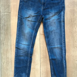 Blå Jeans från Lindex Skinny cropped strl 28 s - Inga fläckar eller hål 