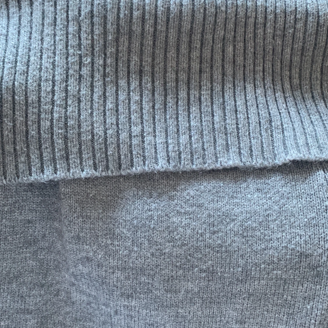 Grå stickade byxor från Gina Tricot - 3