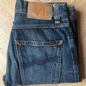 Blå Nudie Jeans - Blåa nudie jeans i modellen ”Fearless Freddie”. W27 L28 Skick 9/10 +  dunderpris! Köptes för många år sedan men är extremt heta inför våren! Varmt välkommen att höra av dig. 