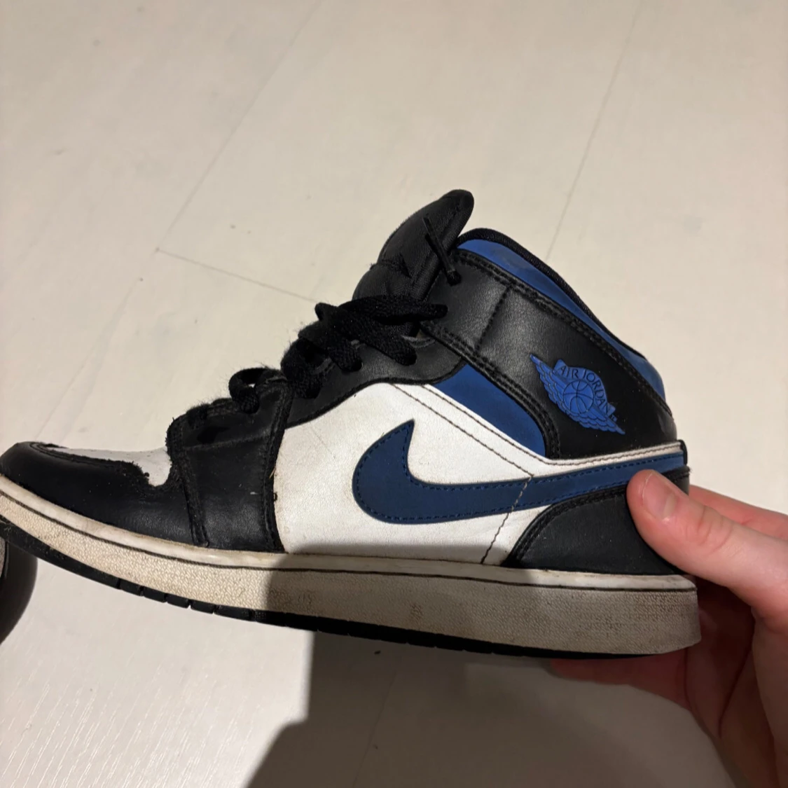 Nike Air Jordans i svart, blå och vit - 2
