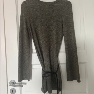 Kate Moss x Zara klänning - Exklusiva Kate Moss x Zara klänningen som inte går att köpa nåt mer! Har endast provats på, aldrig använt så är som gott som ny! Dm för mer info och kom med prisförslag☺️